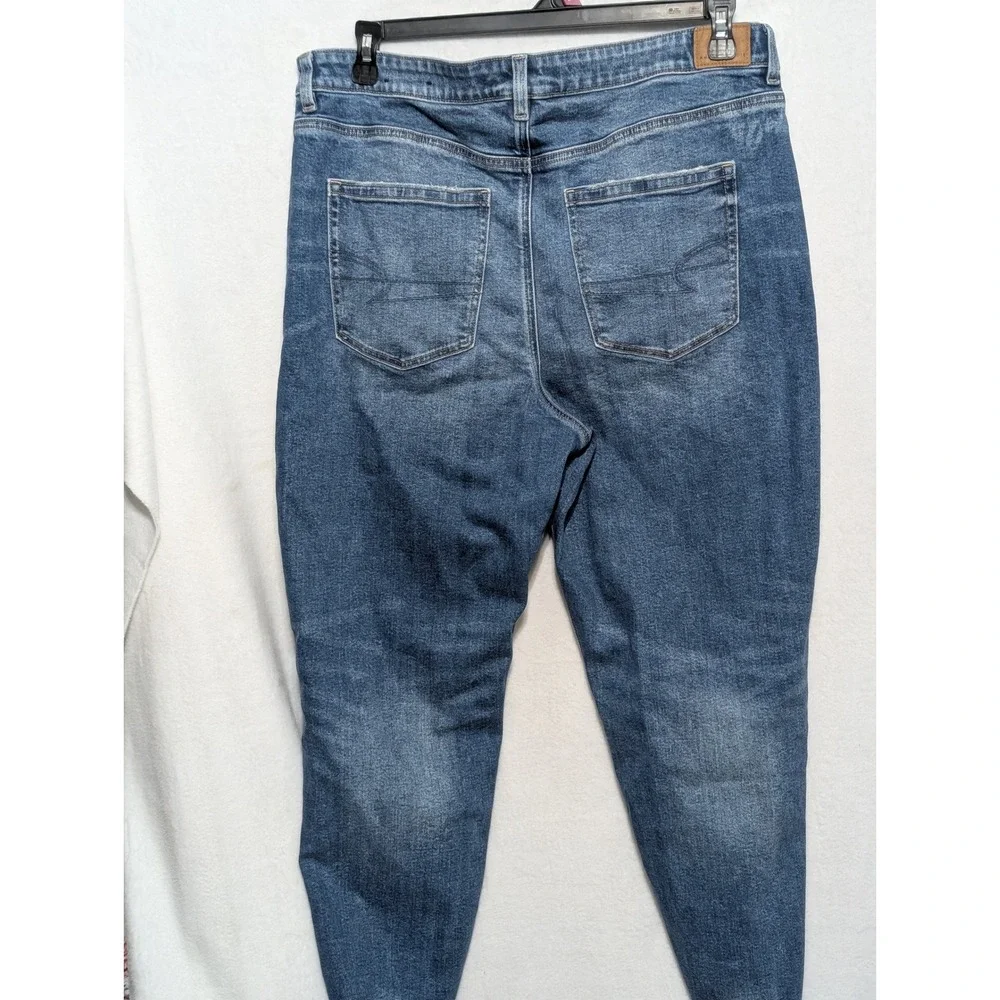 American Eagle Strigid Mom Jeans Blue Distressed High Rise Frayed Hem Womens 14